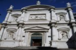 fachada de la iglesia de Venecia con la relicario del santo